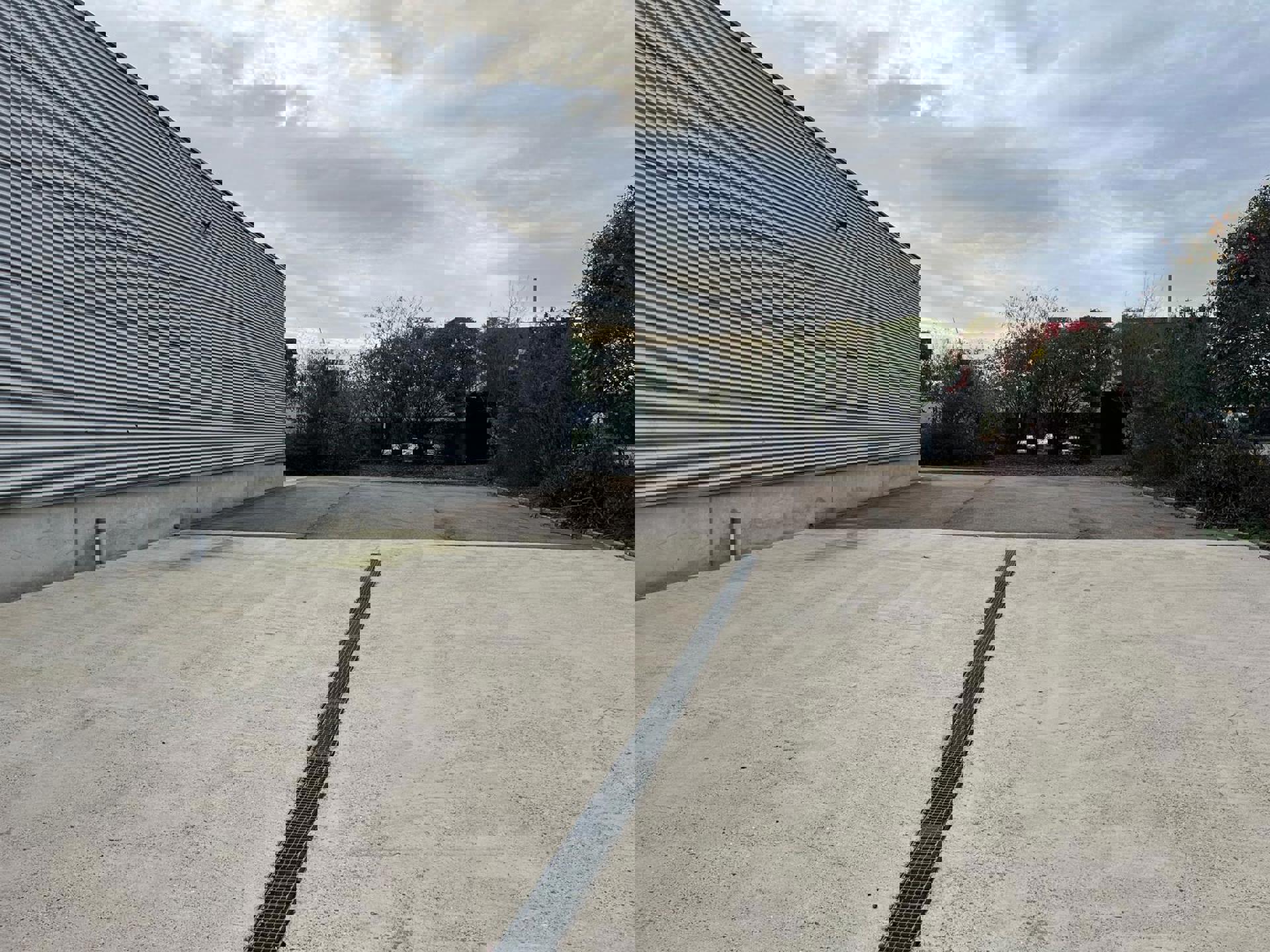 Modern alleenstaand bedrijfsgebouw te Genk foto 7