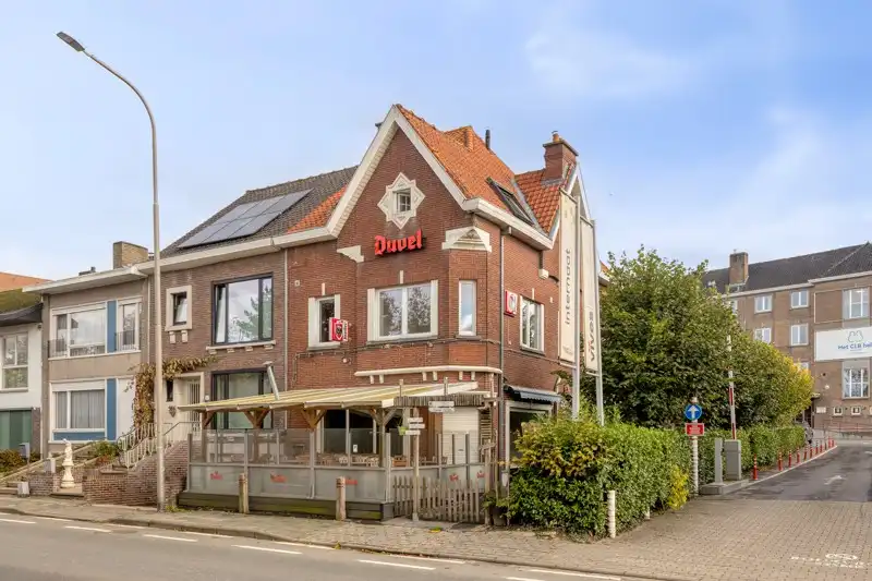 Commercieel pand met woonst en feestzaal op zichtbare locatie te Tielt 🏠 foto {{pictureIndex}}