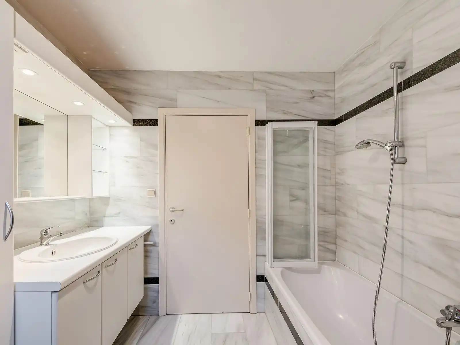 Appartement op 1ste verdieping met lift, 2 slaapkamers, ruim terras, garage en autostaanplaats. foto 7