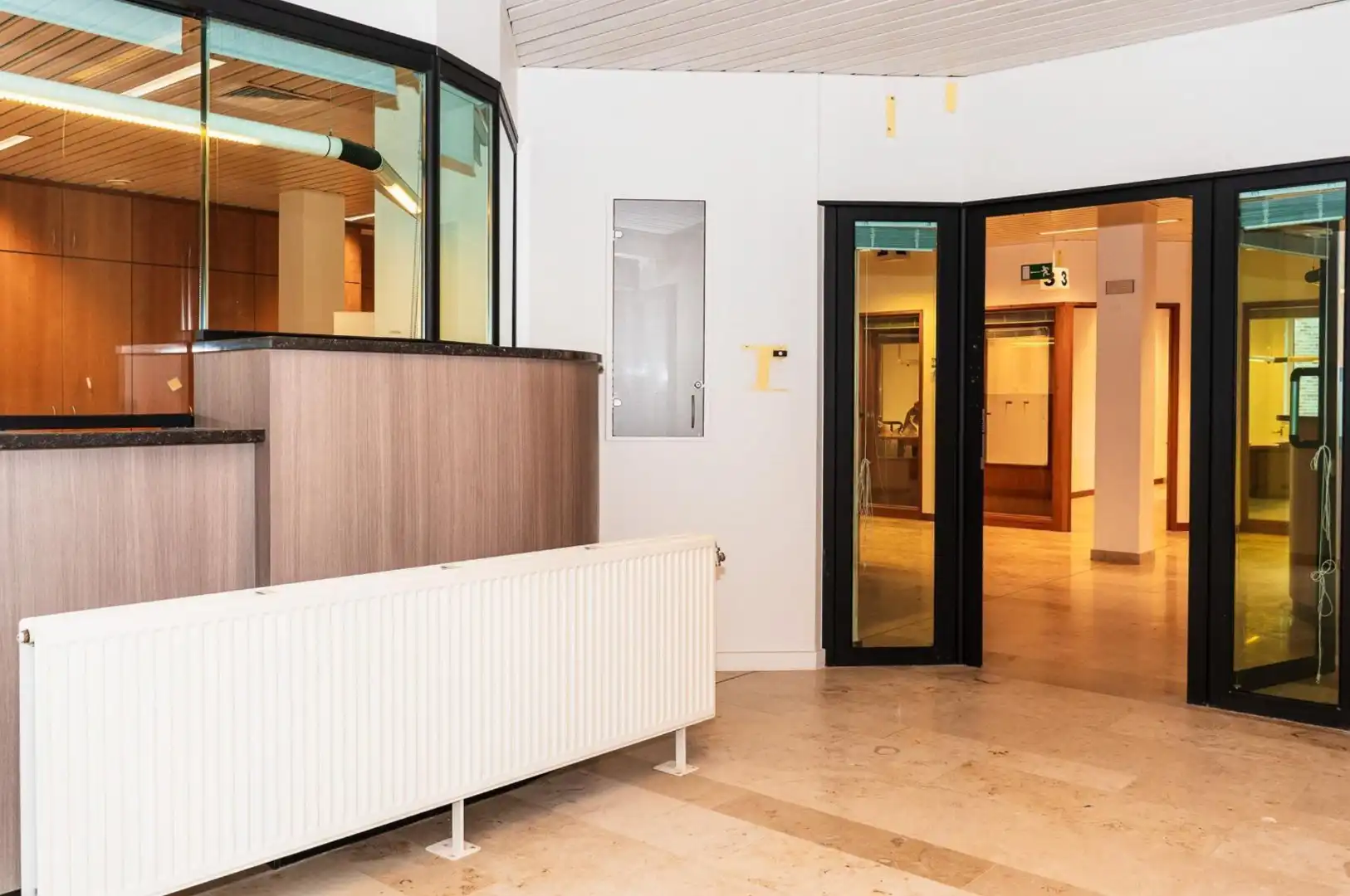 Kantoorruimte:Winkelruimte te huur in Voeren – 184 m² met parkeergelegenheid foto 3