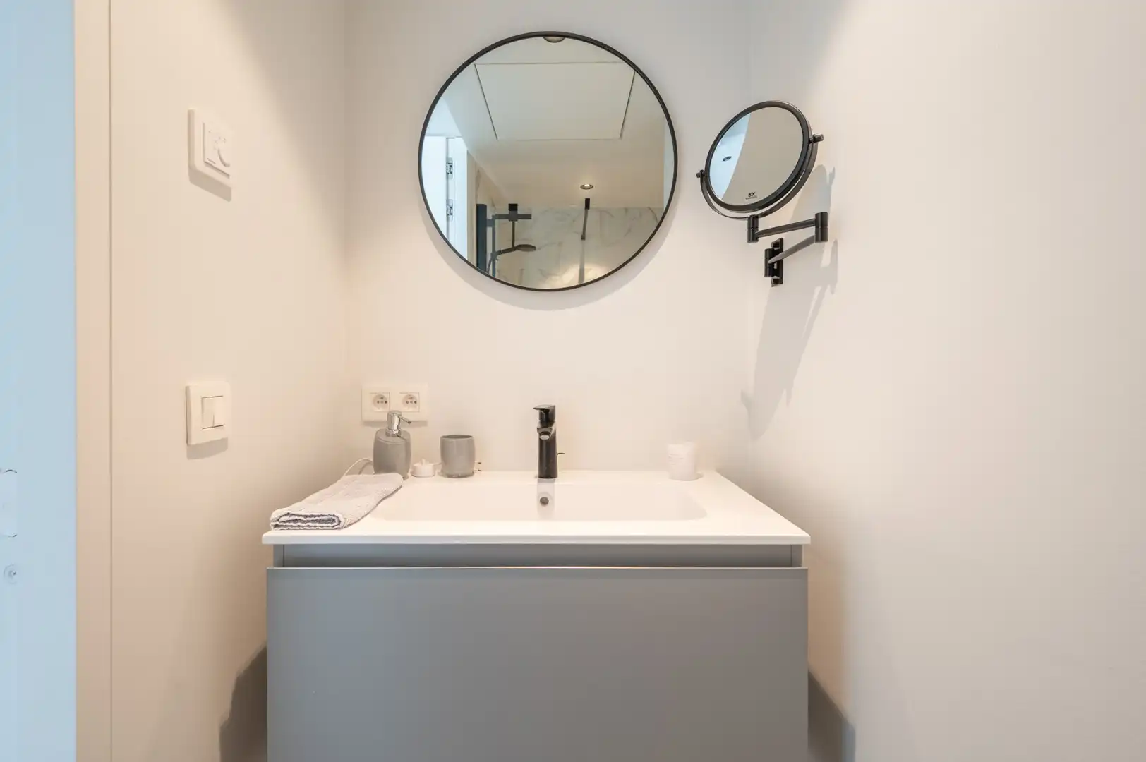 Prachtig gerenoveerde studio, centraal gelegen/ fantastisch zonneterras foto 10