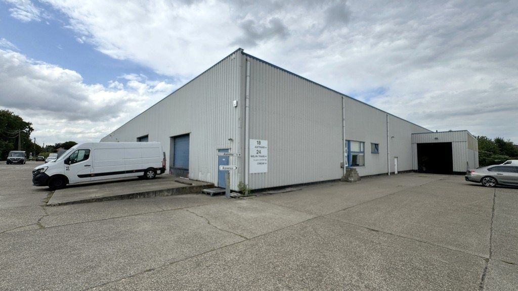 Loods met kantoor te huur nabij E313 in Wommelgem foto {{pictureIndex}}