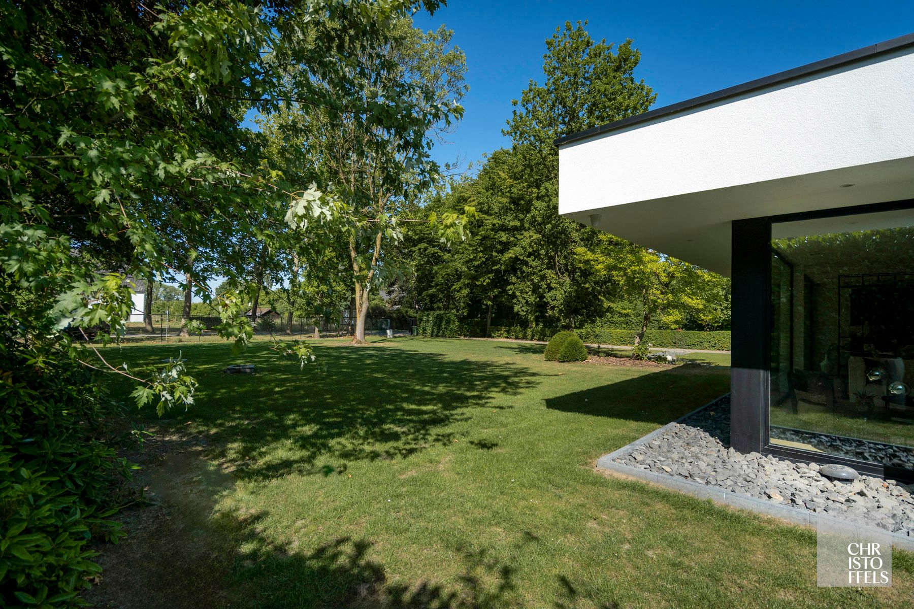 High-end gerenoveerde eigentijdse villa op een perceel van 4.379m² te Hasselt! foto 11