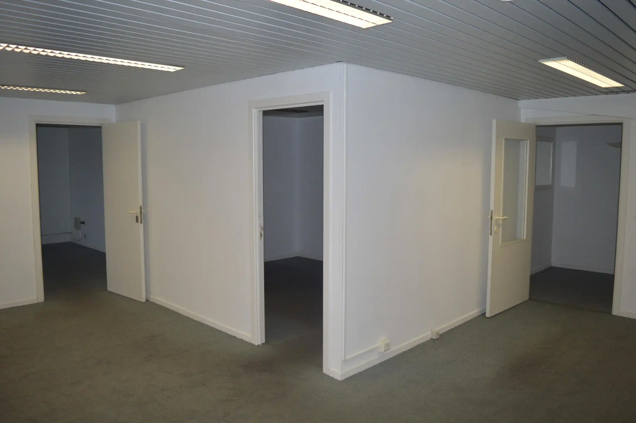 Aartselaar: Magazijn met kantoor te huur foto 8