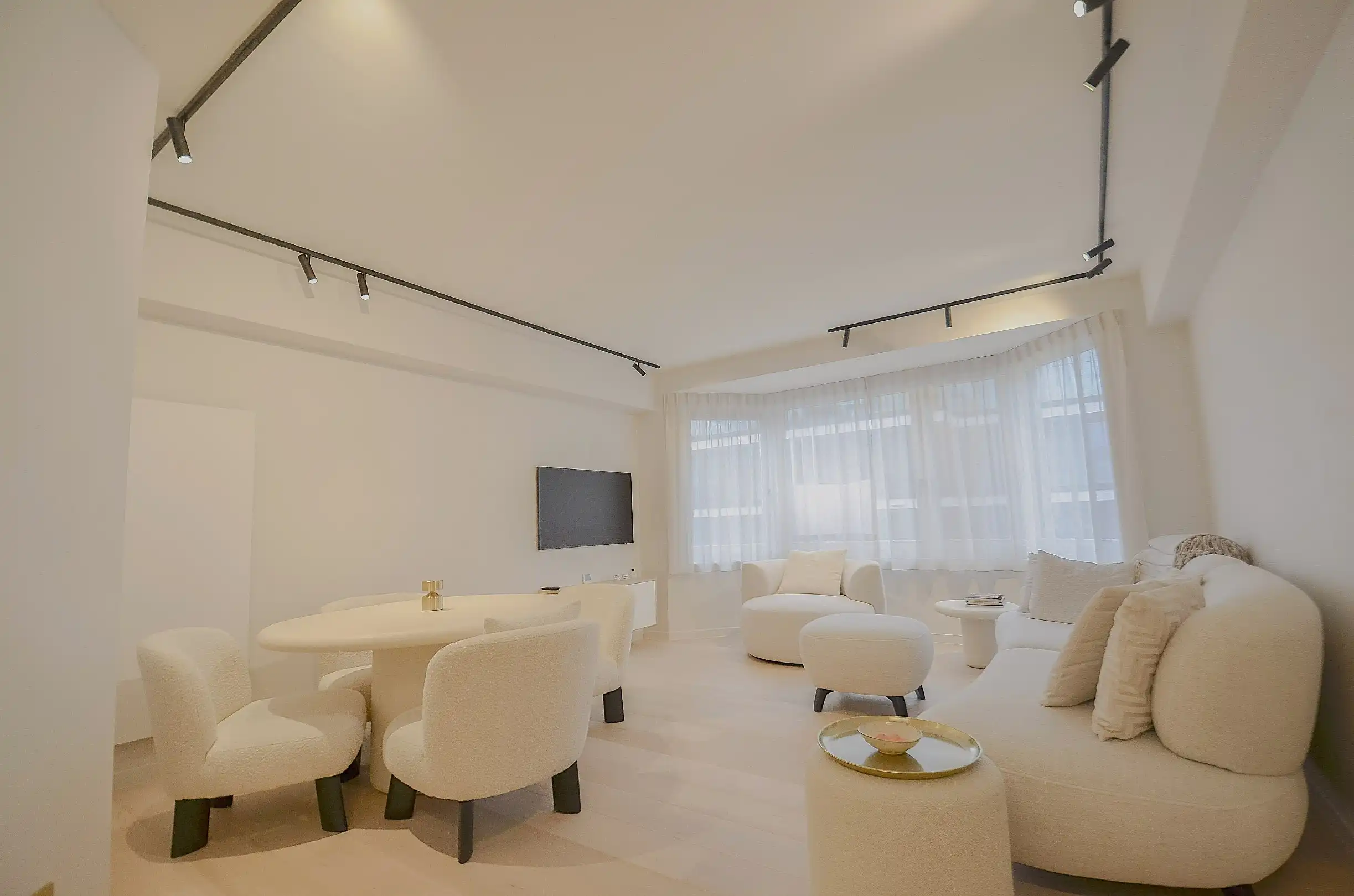 Stijlvol volledig gerenoveerd appartement  op wandelafstand van de zee én het commercieel centrum. foto {{pictureIndex}}