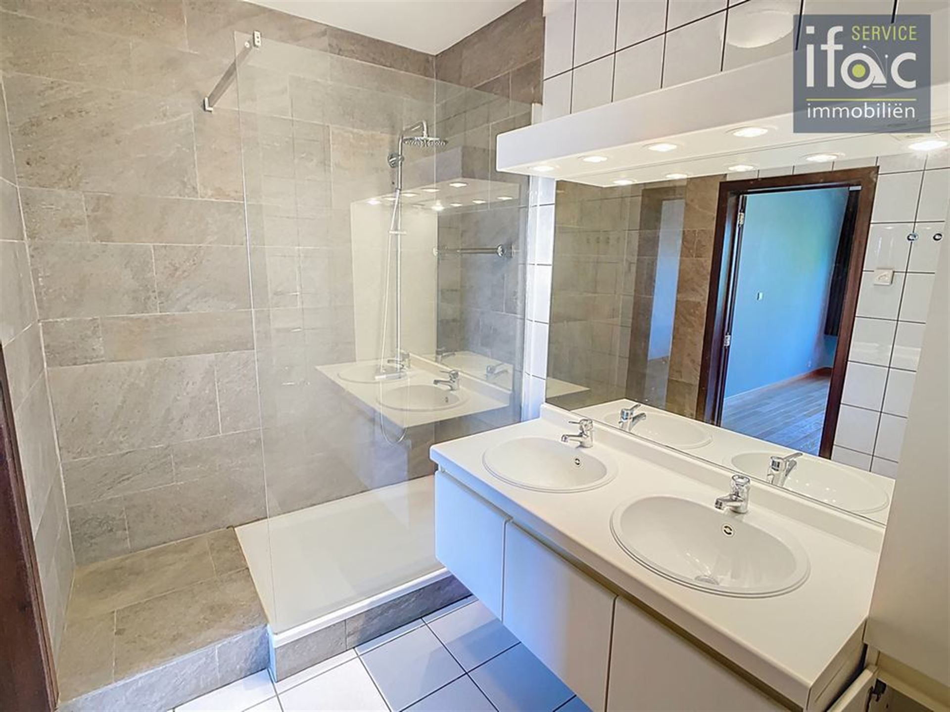 Ruim en klassevol gelijkvloers-appartement met 3 slaapkamers foto 16