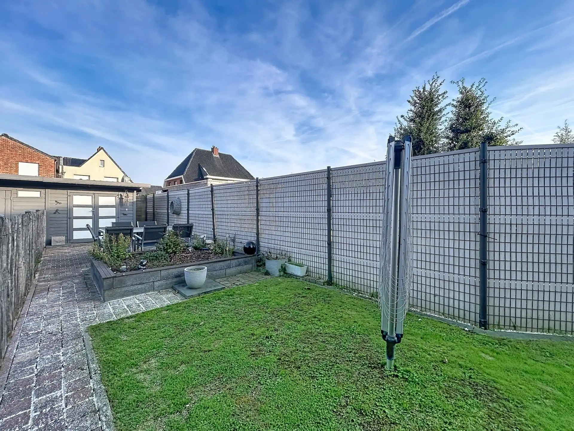 bel-etage woning met 2 slaapkamers, garage en ruime tuin op toplocatie foto 2