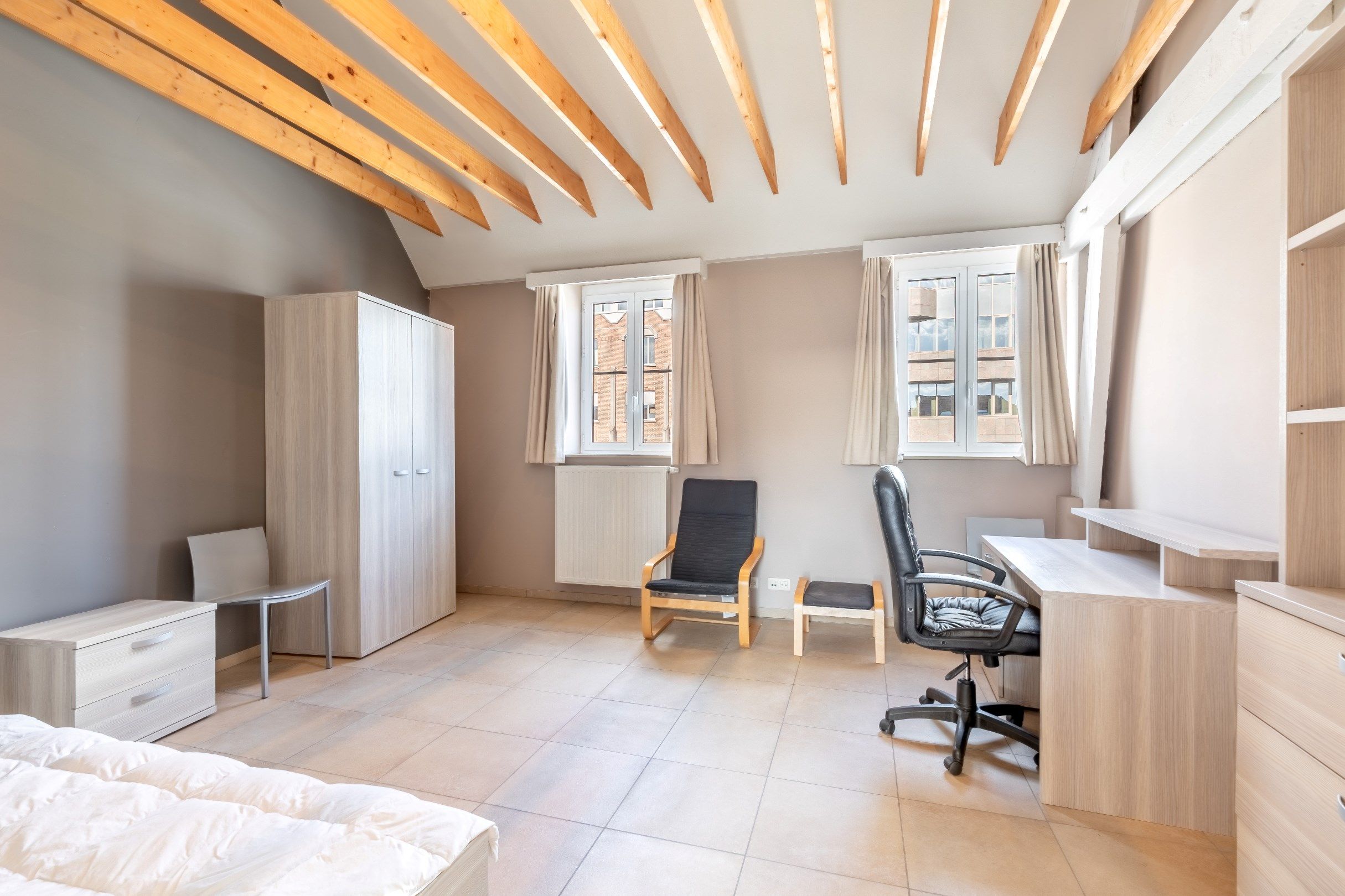 Comfortabele, gemeubelde studentenkamers. foto {{pictureIndex}}