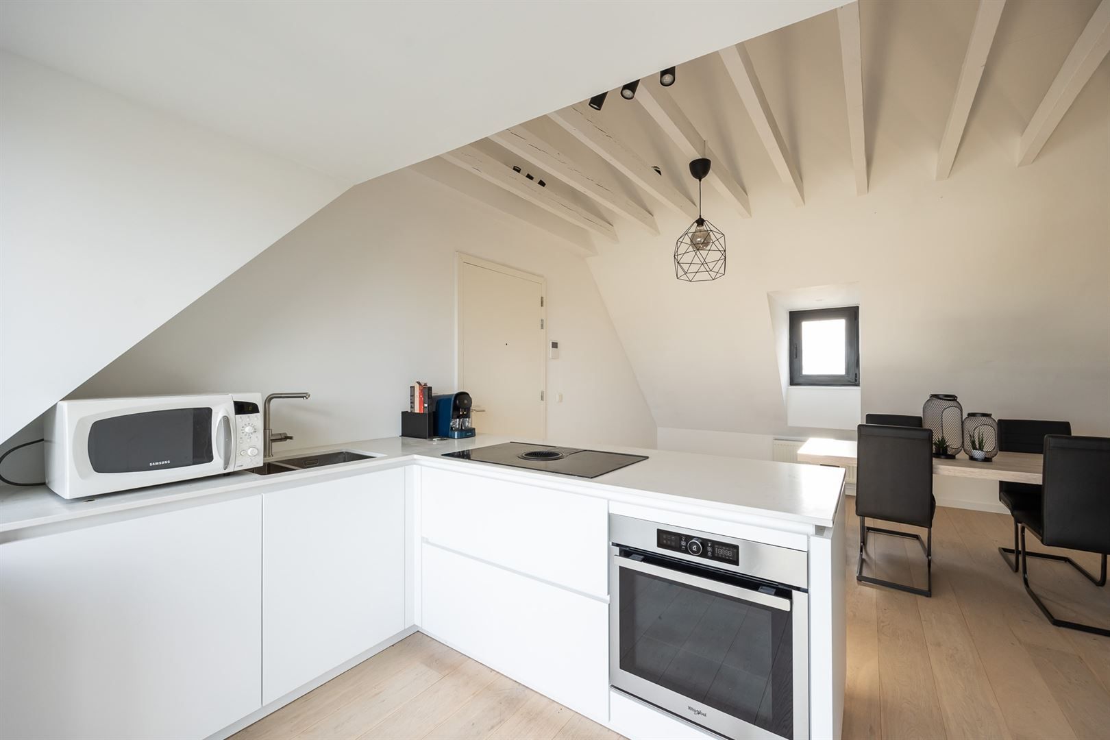 Lofty dakappartement met terras foto 11