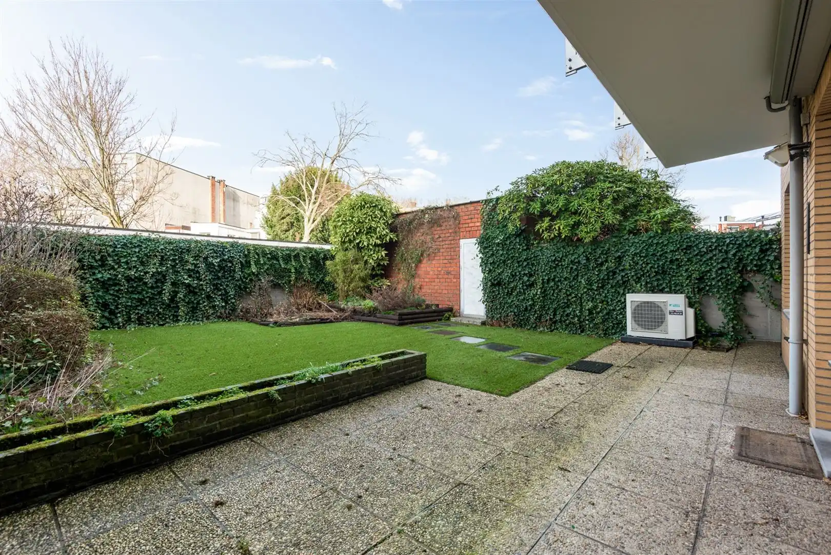 Ruim gelijkvloers appartement met tuin en garagebox foto 4