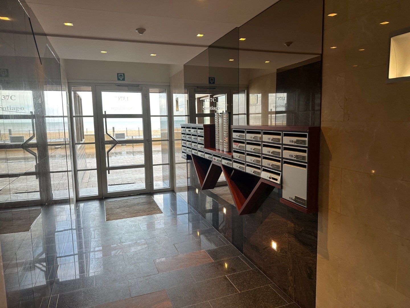 Exclusief luxe   3 slpk.  appartement met frontaal zeezicht en centraal op Zeedijk .    3  terrassen !  Direct aan het strand op topligging! foto 29