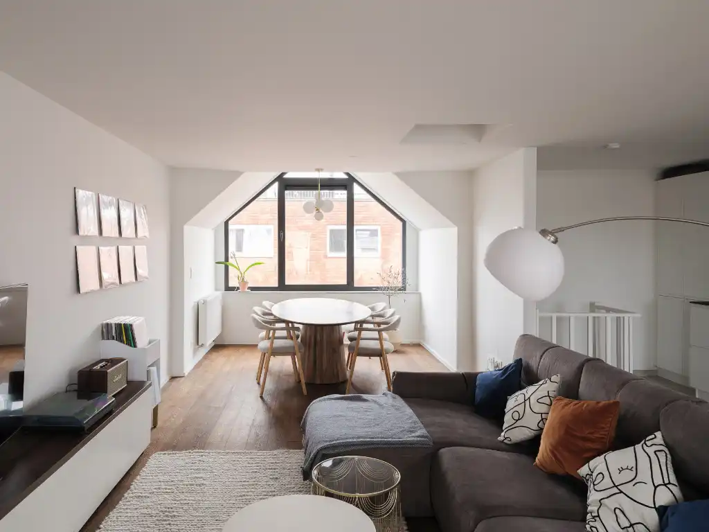 Stijlvol duplex appartement met 2 slaapkamers en terras, centraal gelegen in het bruisende centrum nabij alle belangrijkste straten en pleinen van Gent. foto 2