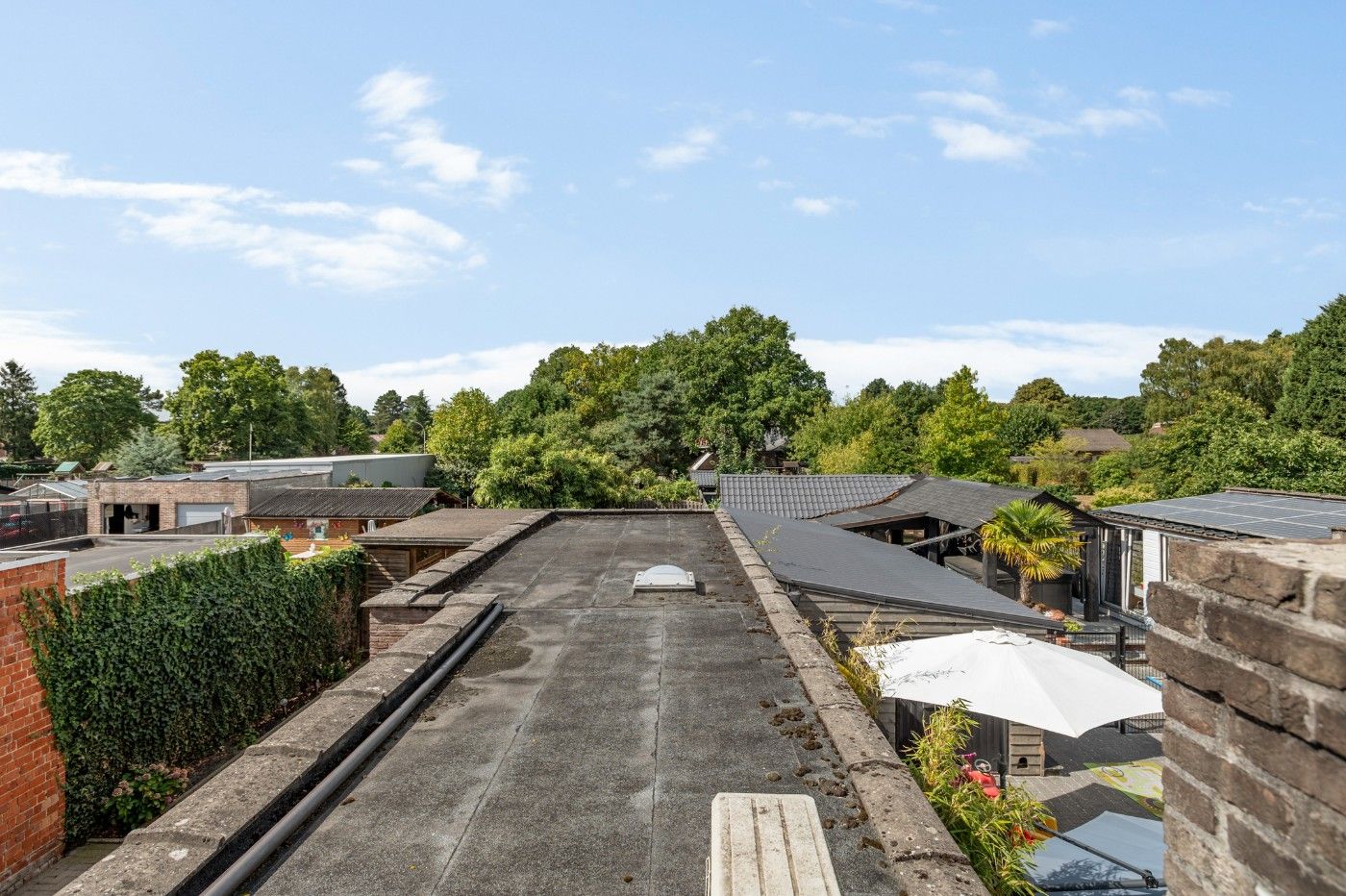 Te renoveren, vrijstaande woning met 2 slpk., oprit en diepe tuin foto 27