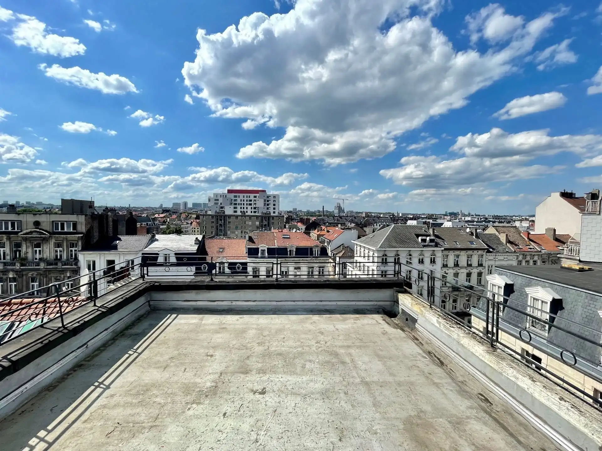 Appartement met 2 slaapkamers + terras foto {{pictureIndex}}