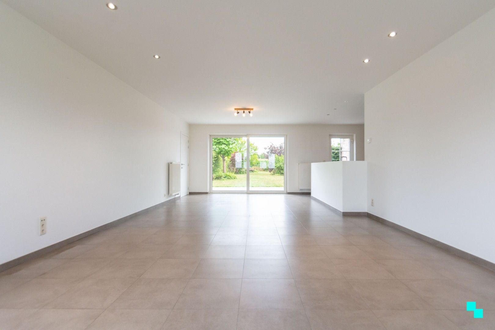 Hoogwaardige afgewerkte woning met tuin foto 3