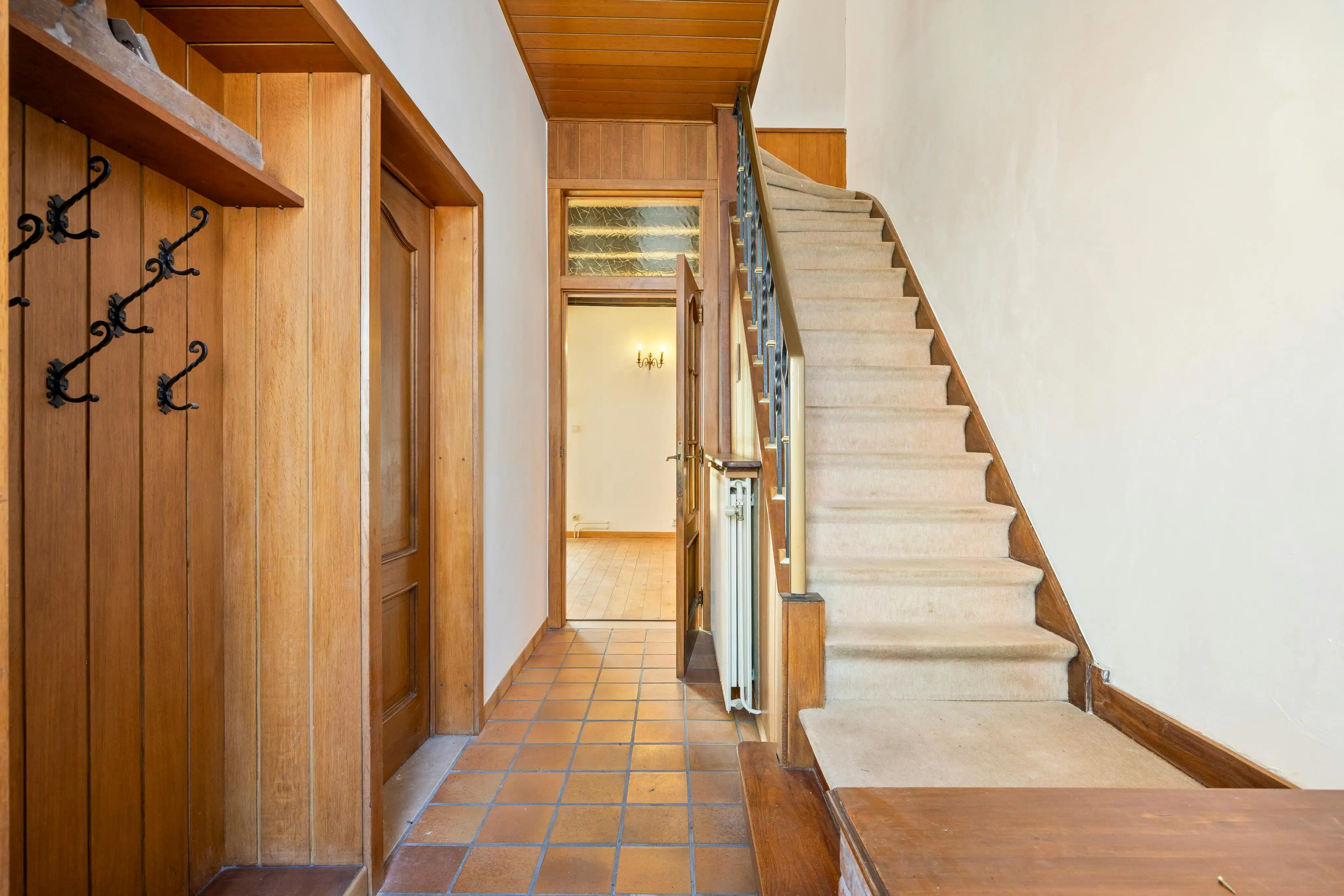 Charmant huis met veel potentieel te koop in Kapellen! foto 3