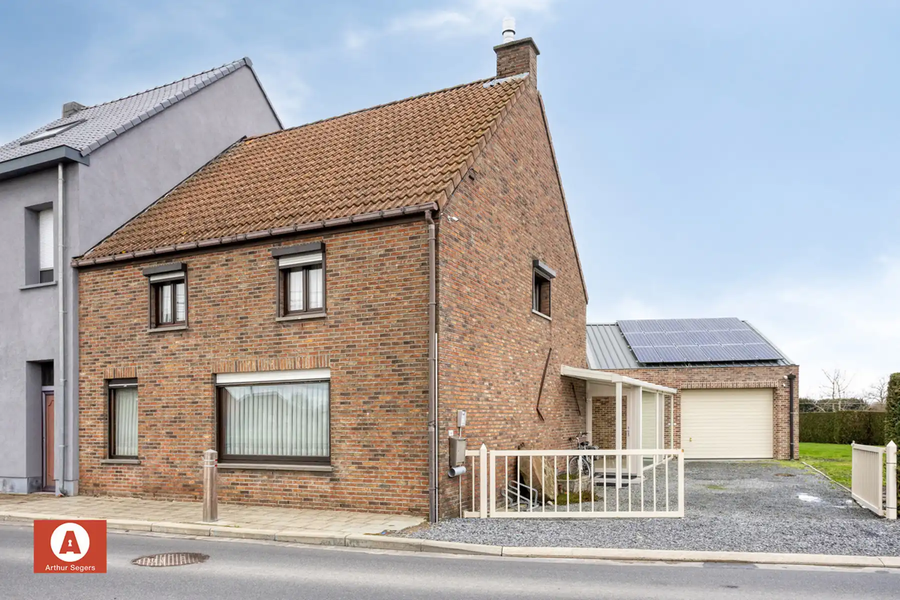 Hoofdfoto van de publicatie: Instapklare HOB met oprit & dubbele garage met zolder.