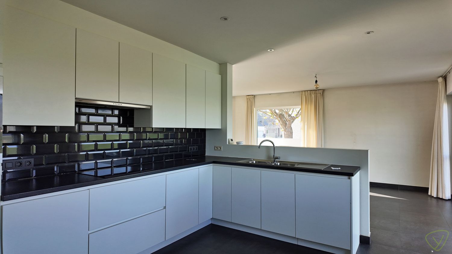 Gerenoveerde open bebouwing met 3 slaapkamers, zuidgerichte tuin en dubbele staanplaats! foto 5