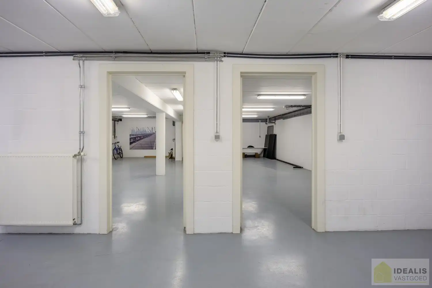 STATIG, STRAK EN UITERST RUIM COMPLEX MET HOOGSTAANDE AFWERKING EN OOG VOOR DETAIL. MOMENTEEL VOORZIEN VAN 3 SLAAPKAMERS, RIANTE LEEFRUIMTES ÉN UNIEKE LANDSCAPE KANTOORRUIMTES OP RESIDENTIËLE DOCH GUNSTIGE LOCATIE!! Dit exclusieve complex omvat maar liefst +-400m² netto bewoonbare oppervlakte! Kenmerkend aan dit statige pand is de unieke voorgevel die bezet is met keramische kunst van Pieter Stockmans. Gelegen op een residentiële locatie in een rustige woonstraat doch op enkele minuten van het centrum van Genk! foto 49