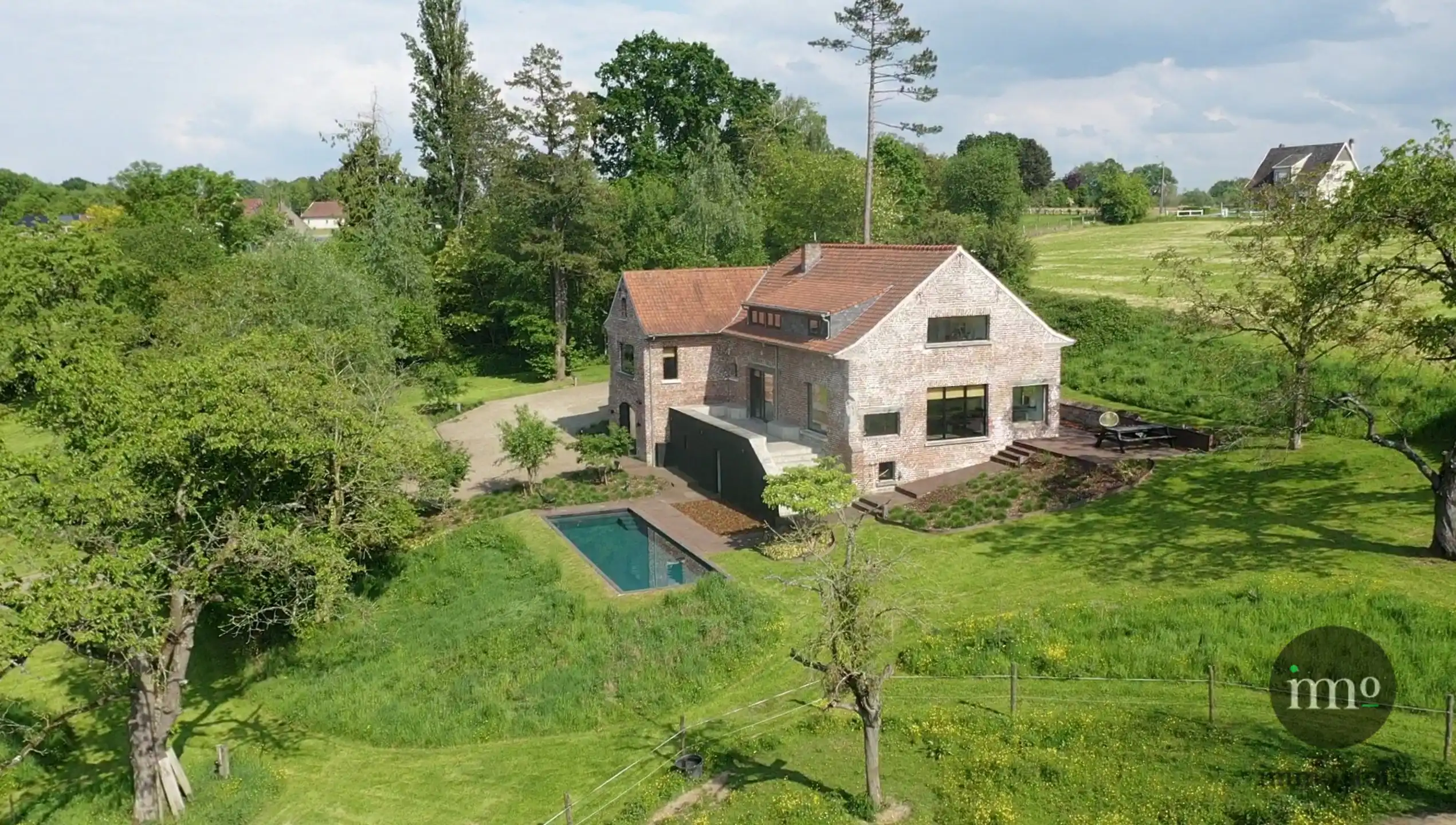 Stijlvol wonen in een uitzonderlijk groene setting foto {{pictureIndex}}