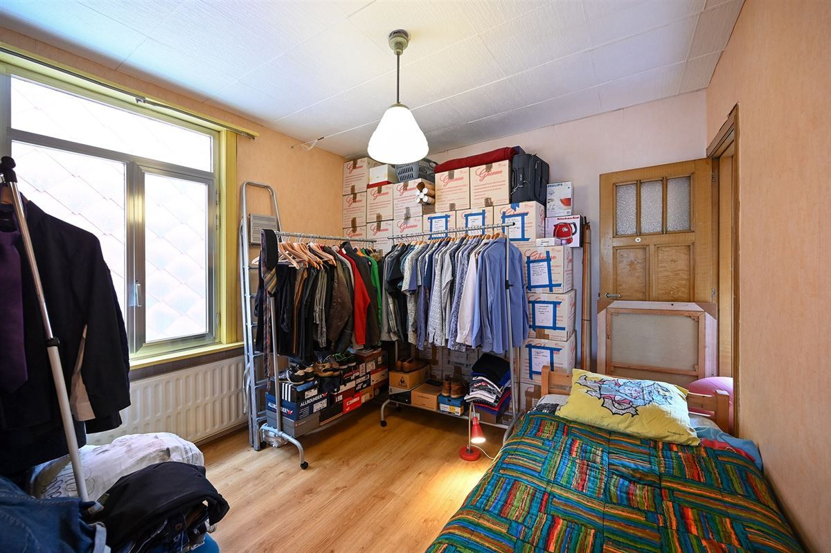Gelegen in de rustige Voogdijstraat, op wandelafstand van het centrum van Duffel, vind je deze eerlijke, goed onderhouden woning boordevol mogelijkheden. De huidige huurder heeft ze jarenlang met zorg bewoond, maar een frisse wind – en een beetje lie foto 26