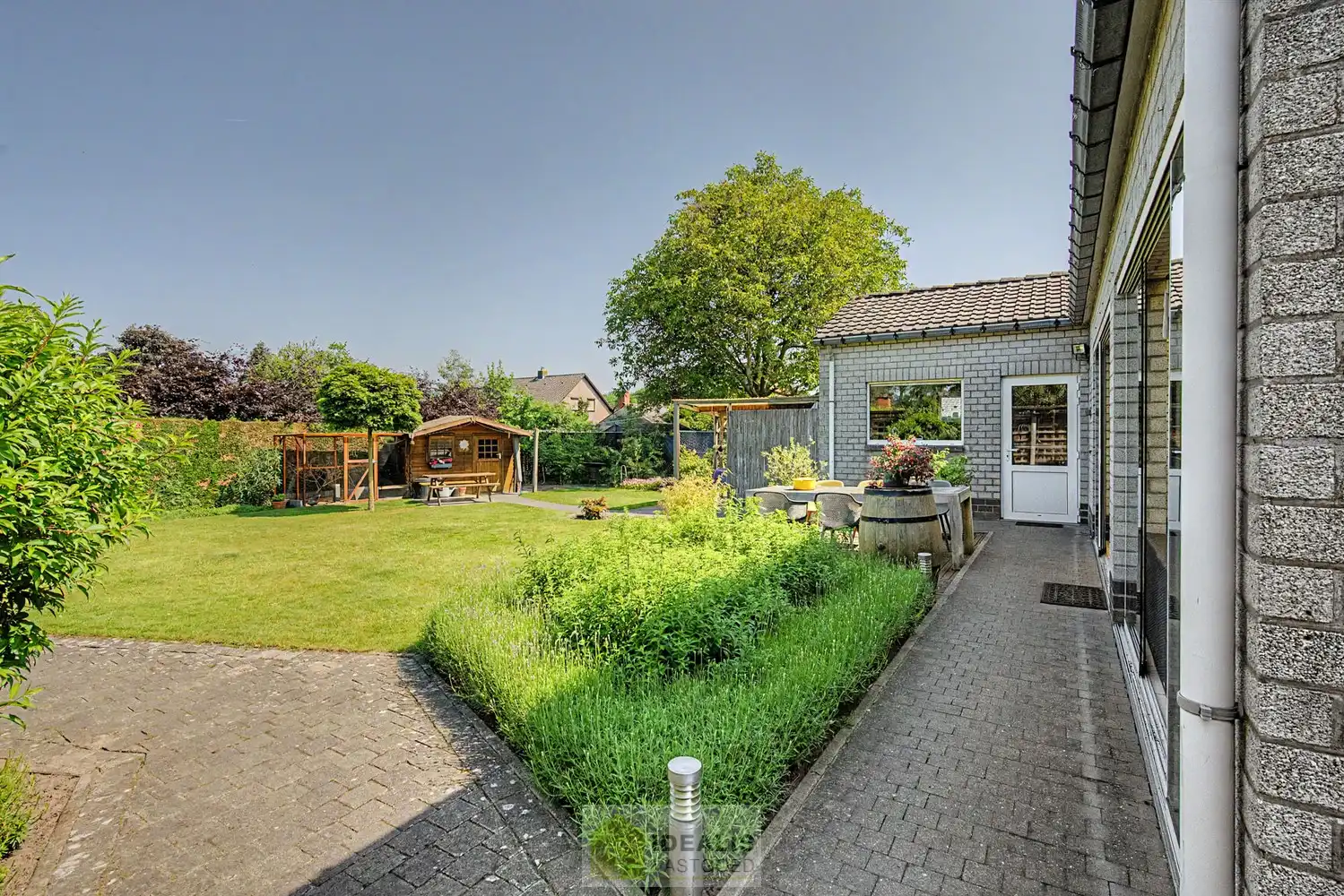 IDEALIS VASTGOED – ROYALE, INSTAPKLARE EN ZEER GOED ONDERHOUDEN GEZINSWONING OP EEN RUSTIG PERCEEL VAN 8A 44CA MET 4 KNAPPE SLAAPKAMERS, RUIME GOED UITGERUSTE BADKAMER, RECENT GERENOVEERDE KEUKEN, HEERLIJKE VERANDA EN VRIJSTAANDE CARPORT - De woning omvat maar liefst +- 225m² bewoonbare oppervlakte met een ruime lichtrijke woonkamer, uitgeruste recent gerenoveerde keuken, 4 slaapkamers, ruime badkamer voorzien van ligbad en inloopdouche, hobbykamer/werkplaats en vrijstaande carport met achterliggende fietsenberging. foto 28