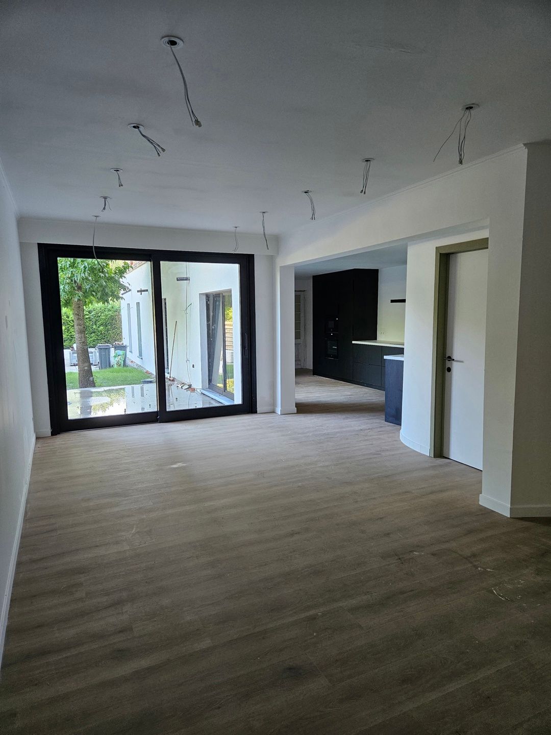 Gerenoveerd gelijkvloers appartement met 2 slaapkamers foto 2