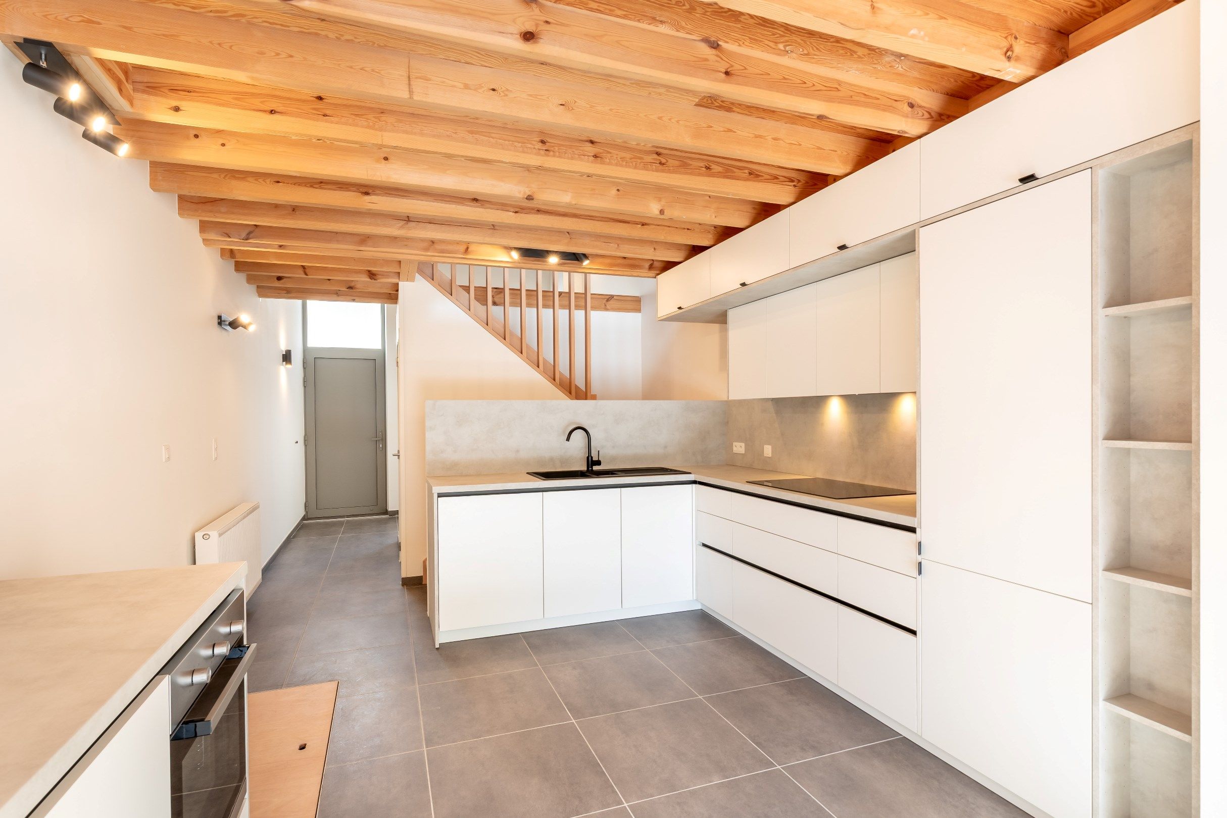 Volledig gerenoveerde woning met 2-slaapkamers. foto 3