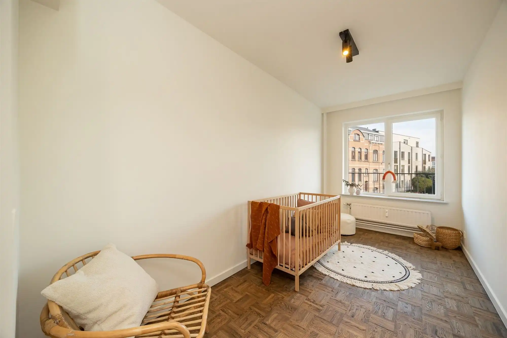 Gerenoveerd appartement met drie slaapkamers en terras foto 17