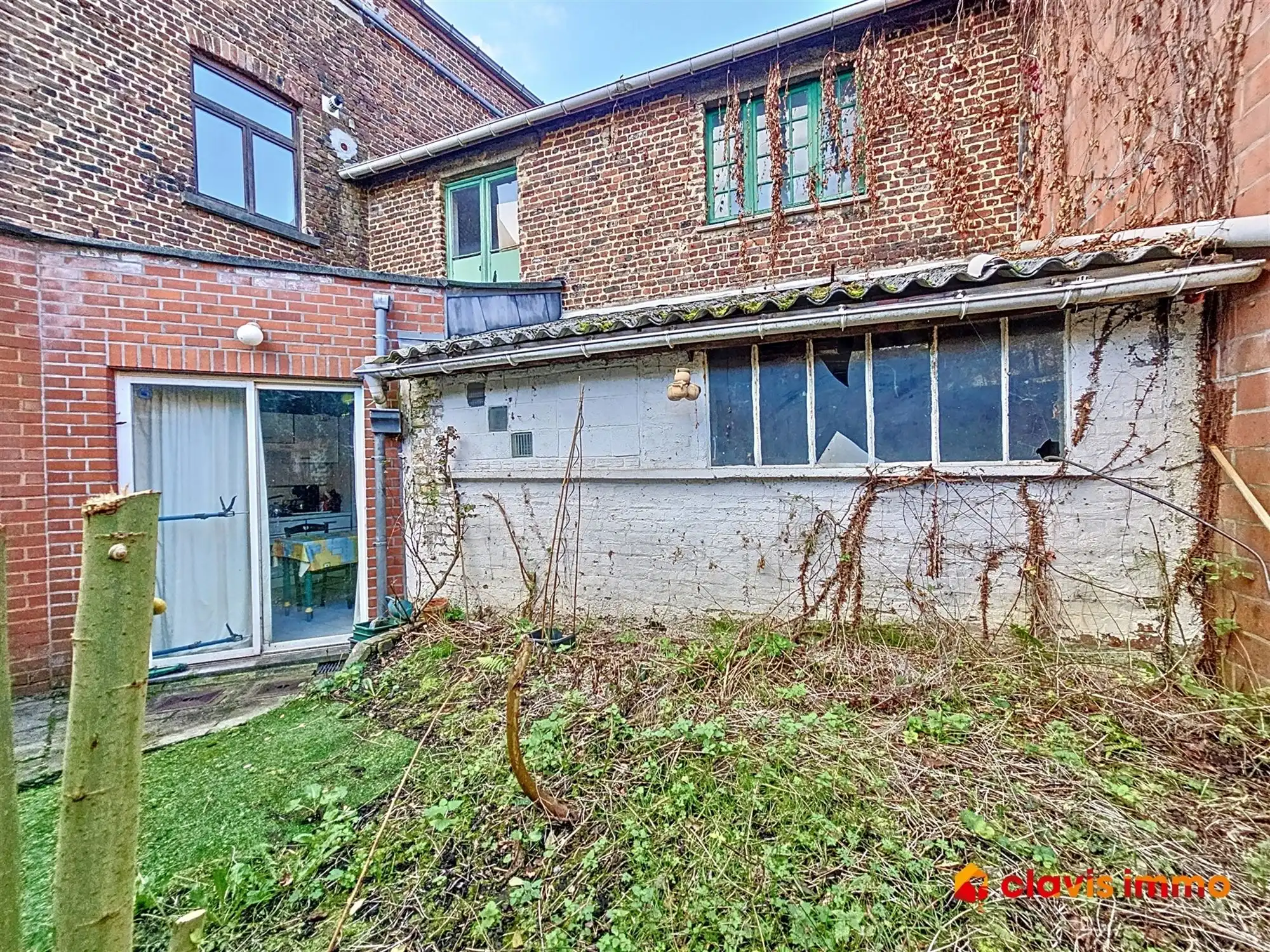 Appartementsgebouw met twee eenheden en huisje foto 23