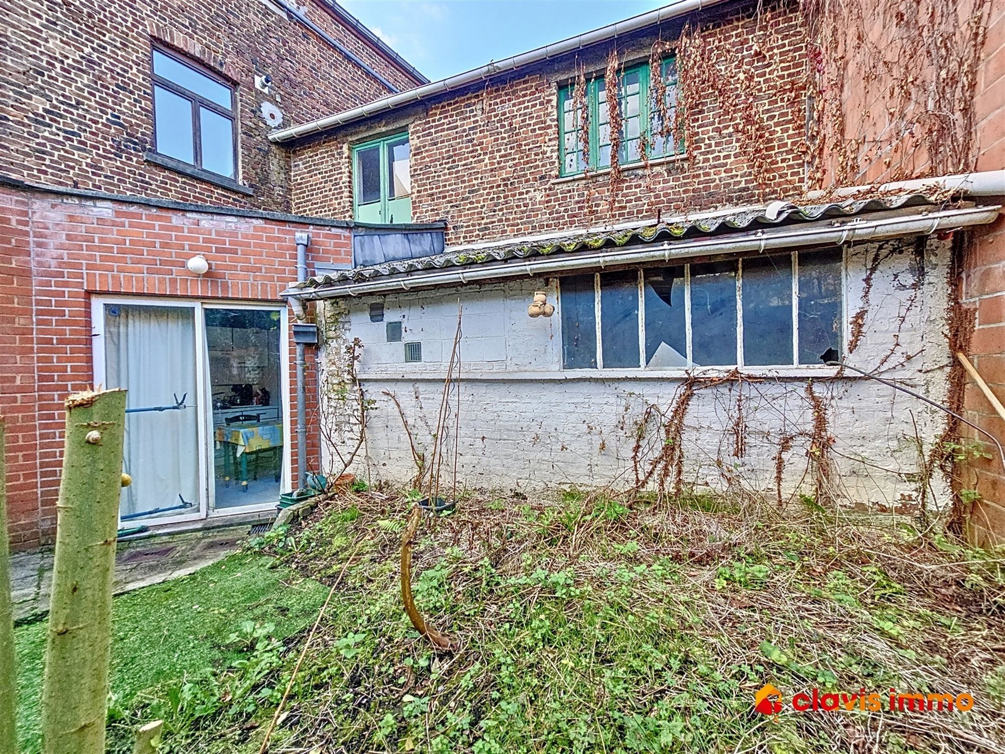 Appartementsgebouw met twee eenheden en huisje foto 23