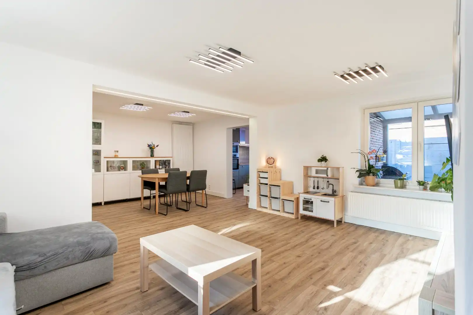 Instapklare woning met 3 slaapkamers, tuin en 2 garages.  foto 2