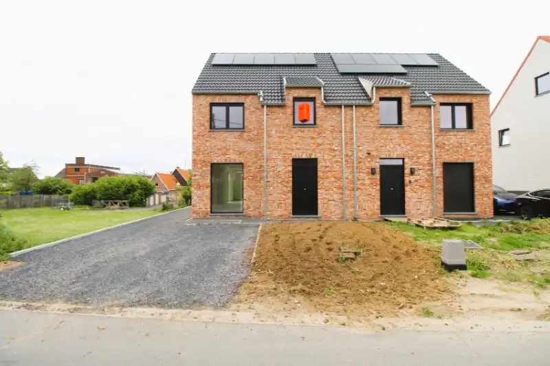 Nieuwe halfopen woning met 3 slaapkamers foto {{pictureIndex}}