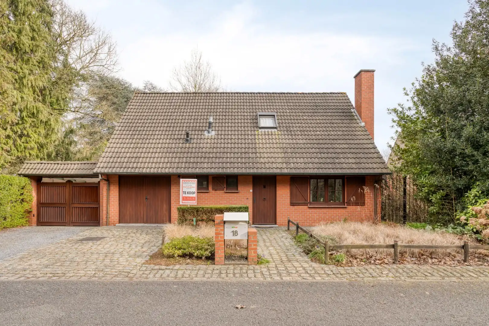 Alleenstaande woning met 2 slaapkamers, garage en grote tuin - verscholen in het groen. foto 3