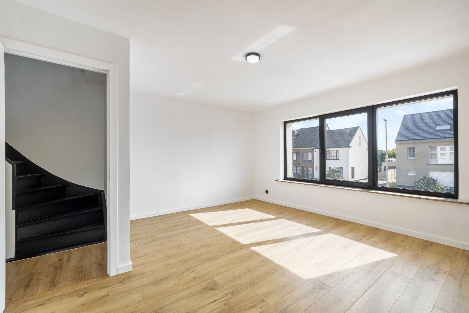 Luxueus, gerenoveerde woning met EPC: A-label te Sint-Niklaas! foto 14