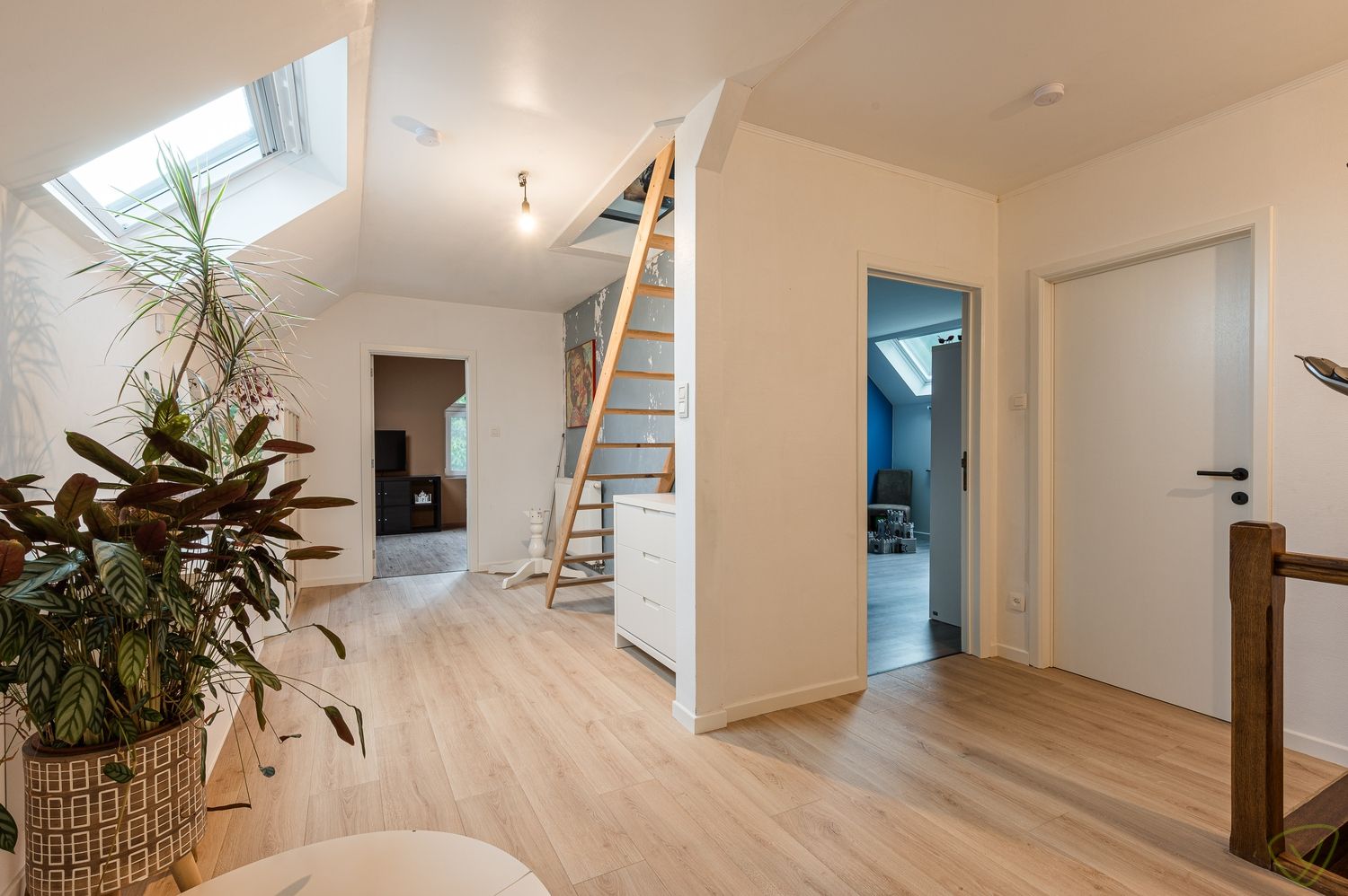Prachtige open bebouwing met vijf slaapkamers op toplocatie foto 23