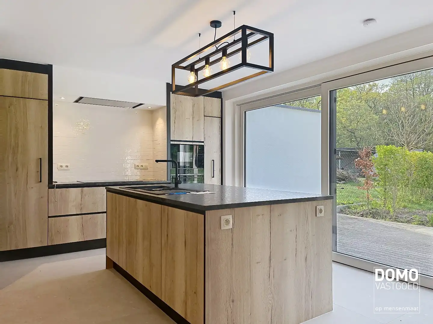 VOLLEDIG GERENOVEERDE WONING MET 3 SLAAPKAMERS EN ZUIDGERICHTE TUIN foto 2