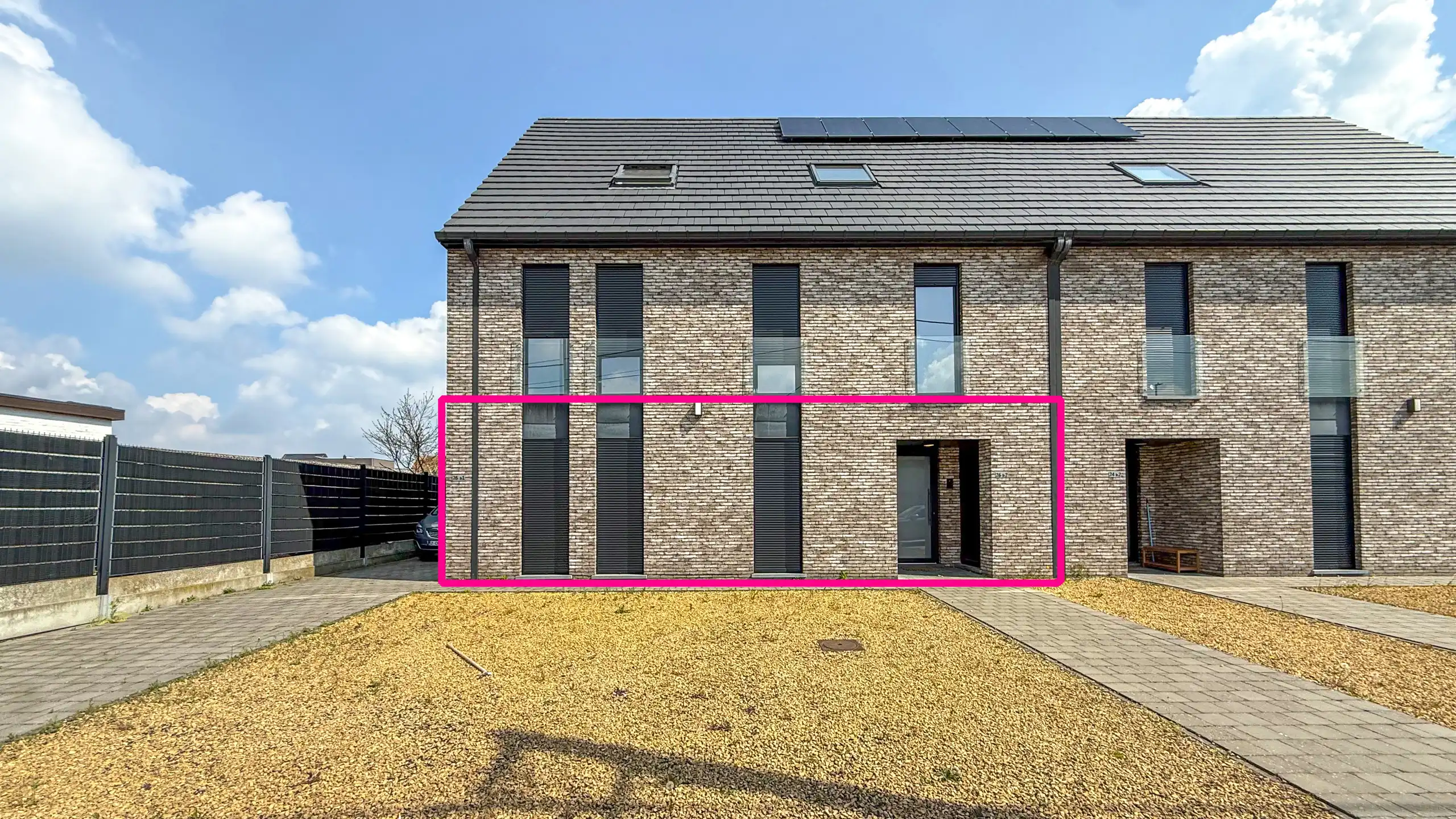 Ruim gelijkvloers app met 3slpk, tuin +terras op toplocatie! foto {{pictureIndex}}