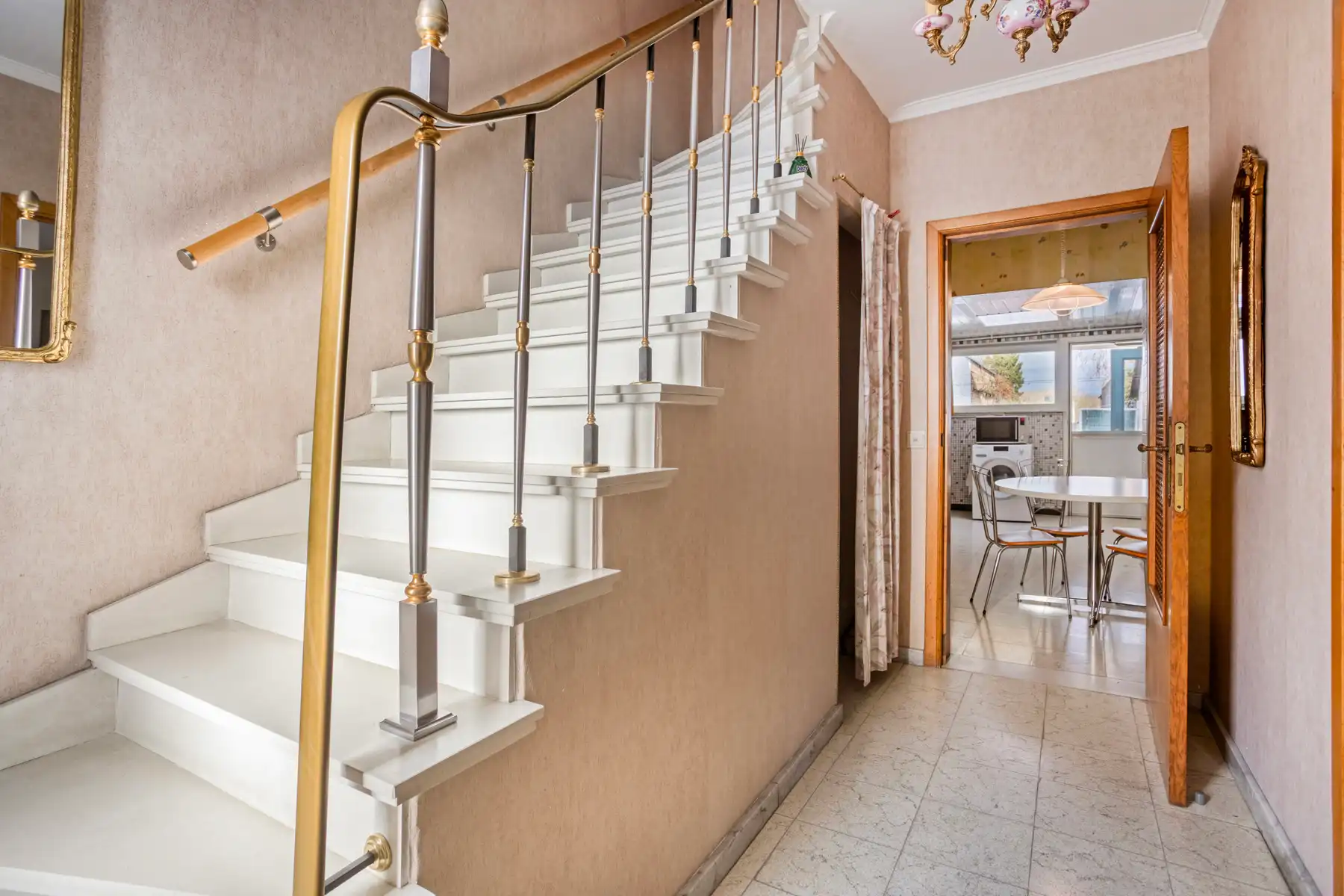 Landelijke driegevelwoning met garage en tuin foto 3