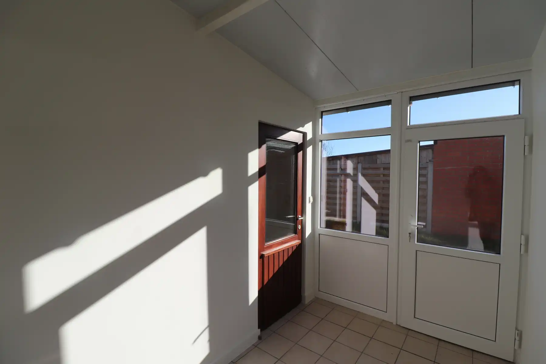 Ruime gezinswoning met terras en tuin foto 8