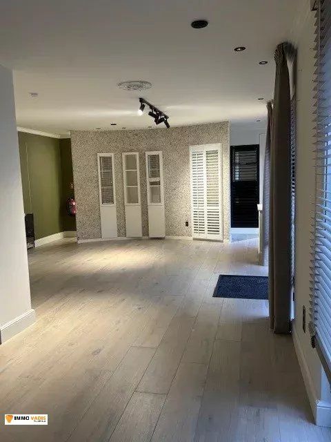 Handelspand met 3 private parkeerplaaten foto 2