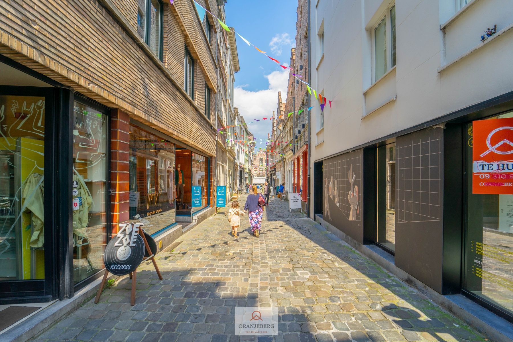 Hoekwinkel te huur vlakbij Vrijdagmarkt foto 4