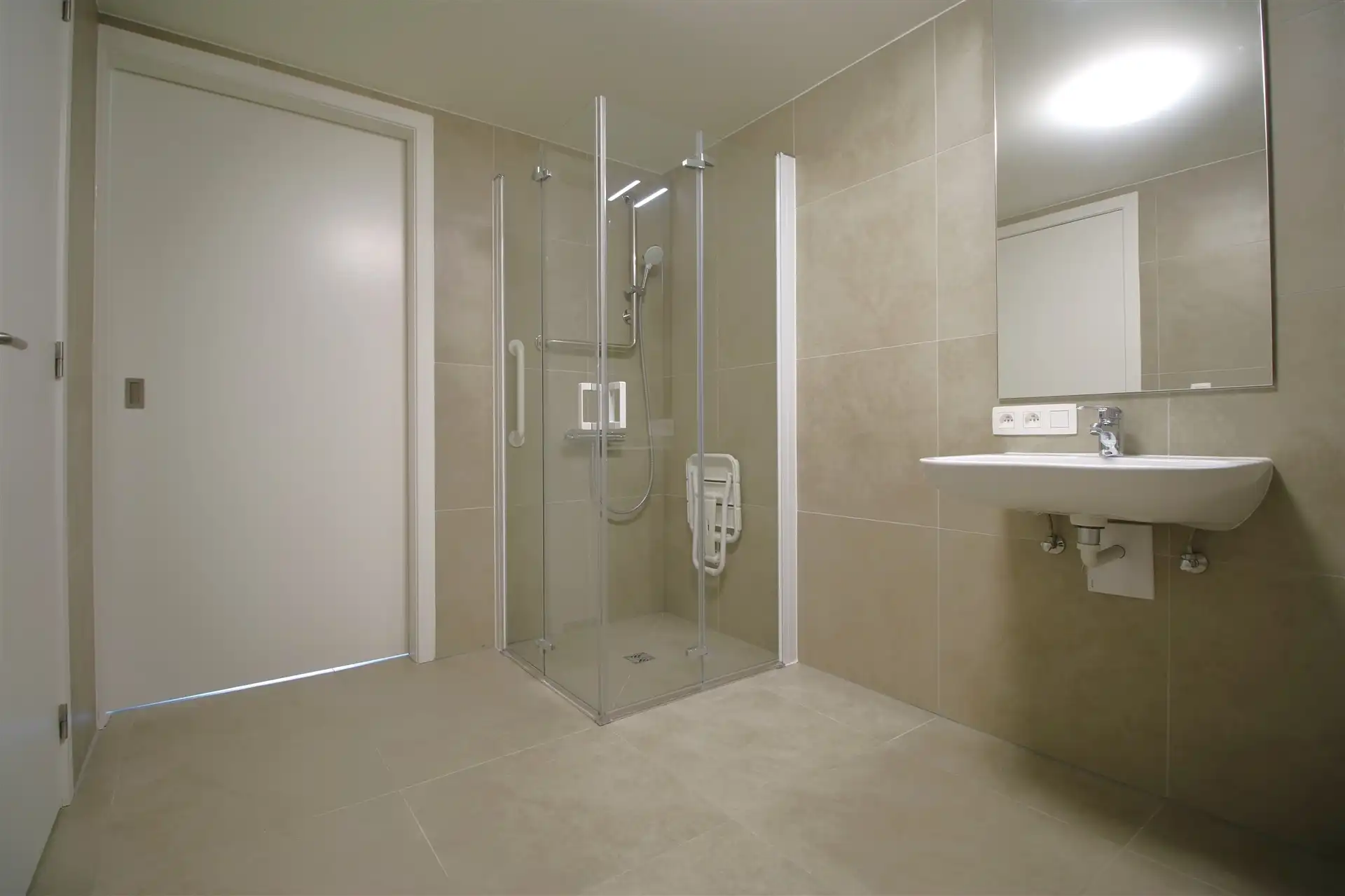 Assistentiewoning 2 slpk, terras en parking foto 16