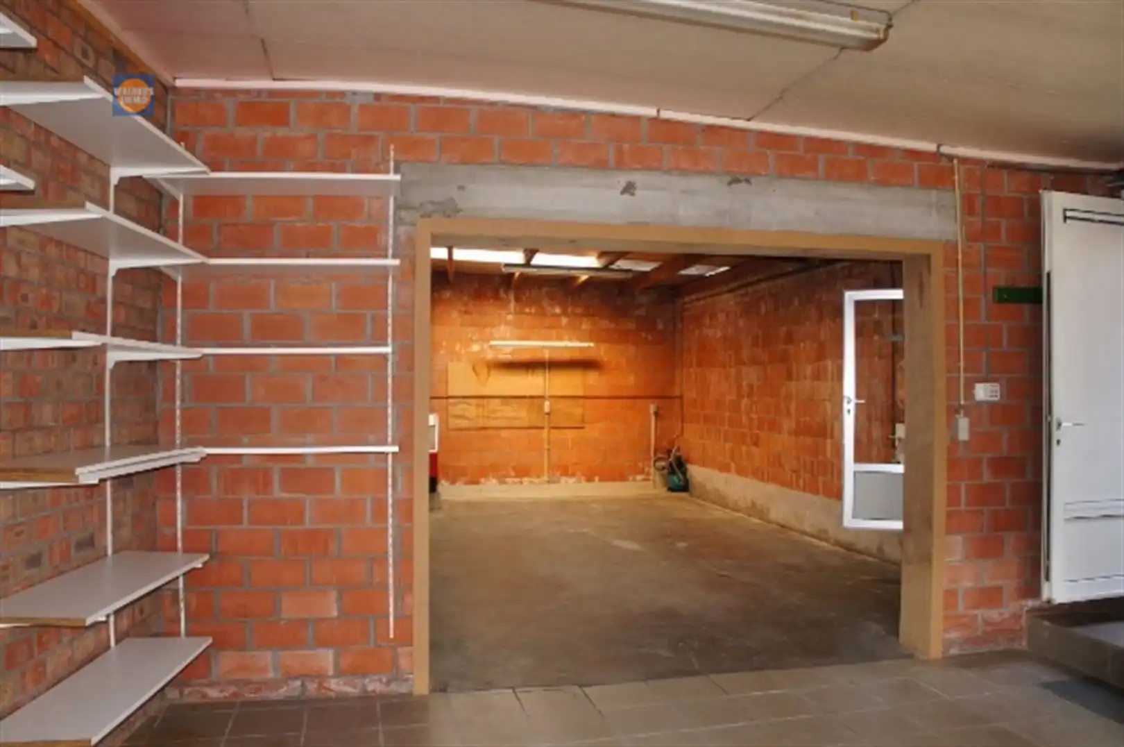 Magazijn met bureelruimte foto 3