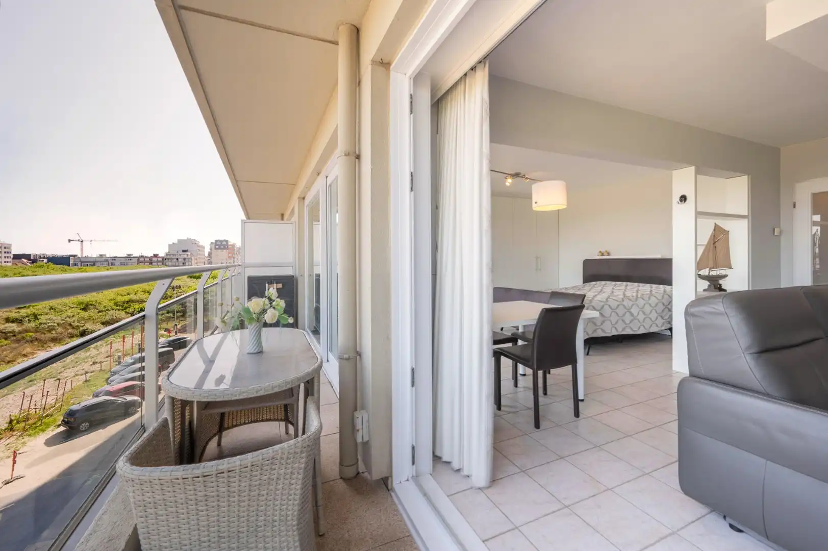 Ruime studio met het comfort van een 1-slaapkamerappartement op toplocatie aan zee! foto 7