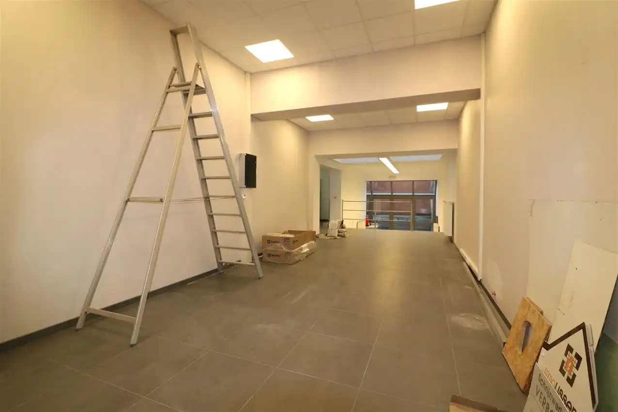 Volledig vernieuwde handelszaak op ideale locatie foto 11