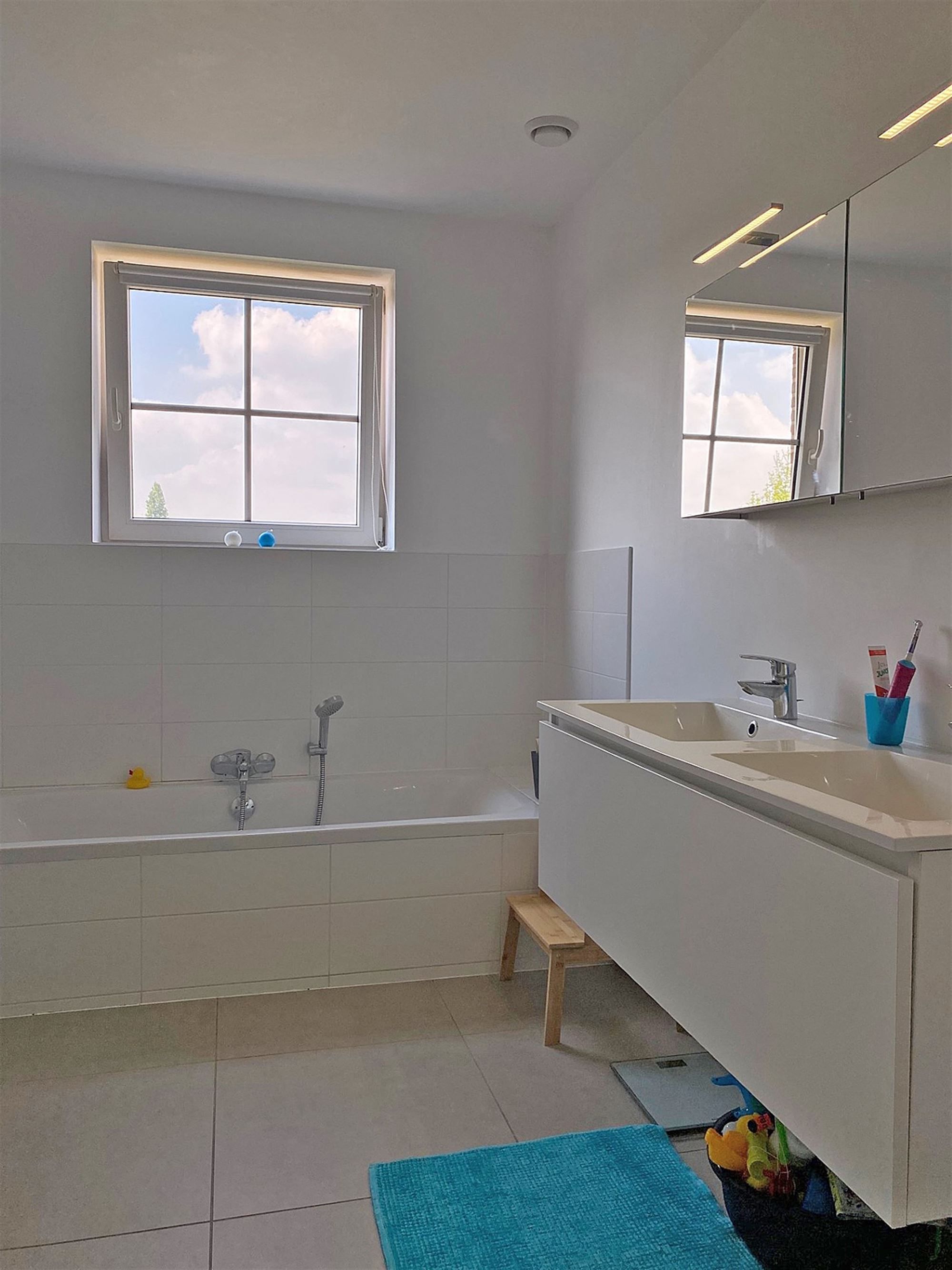 Charmante WONING (HOB) met 3 slaapkamers, garage & tuintje foto 14