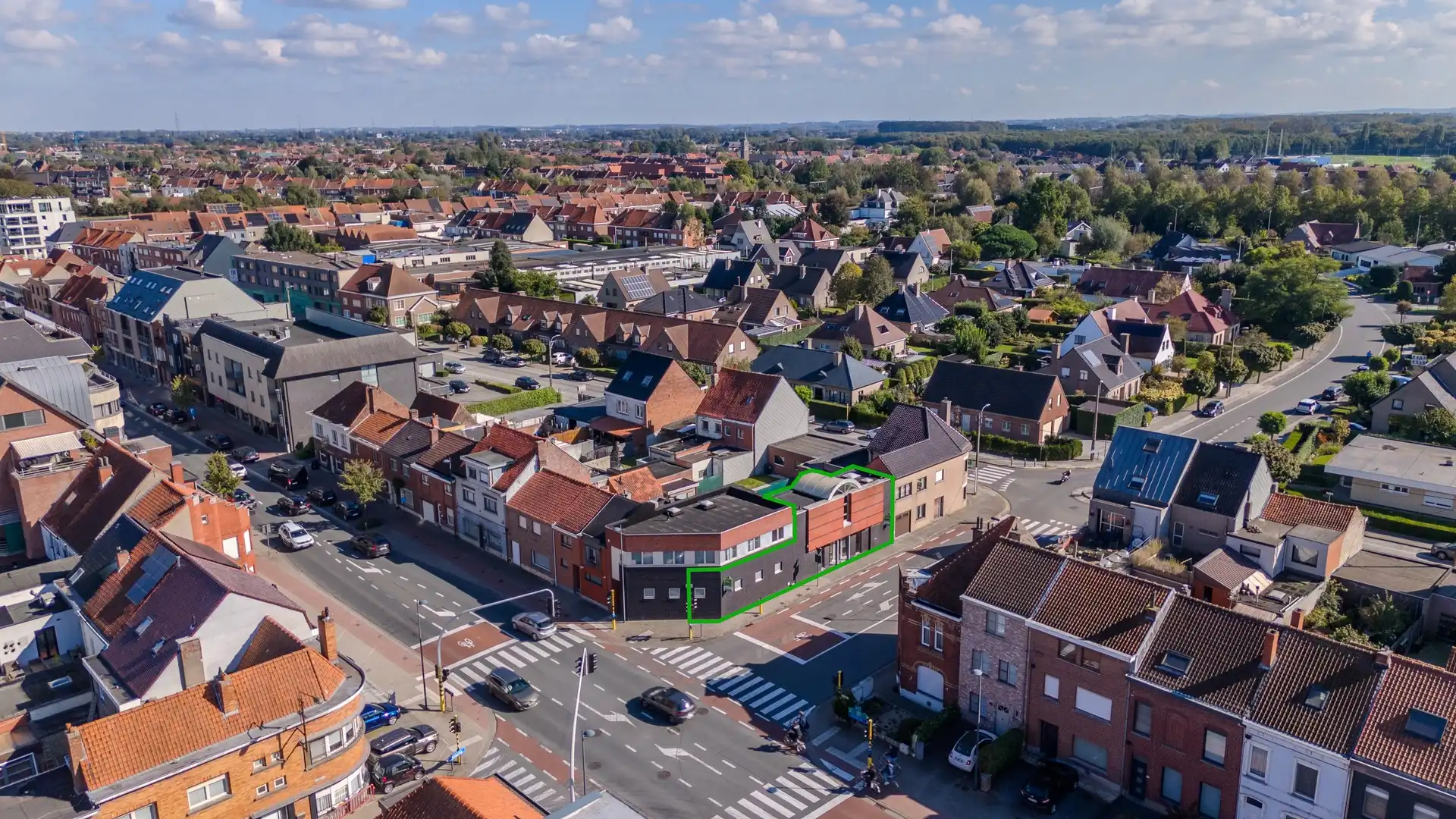 COMMERCIEEL GEBOUW - 214 M² BRUIKBARE RUIMTE foto {{pictureIndex}}