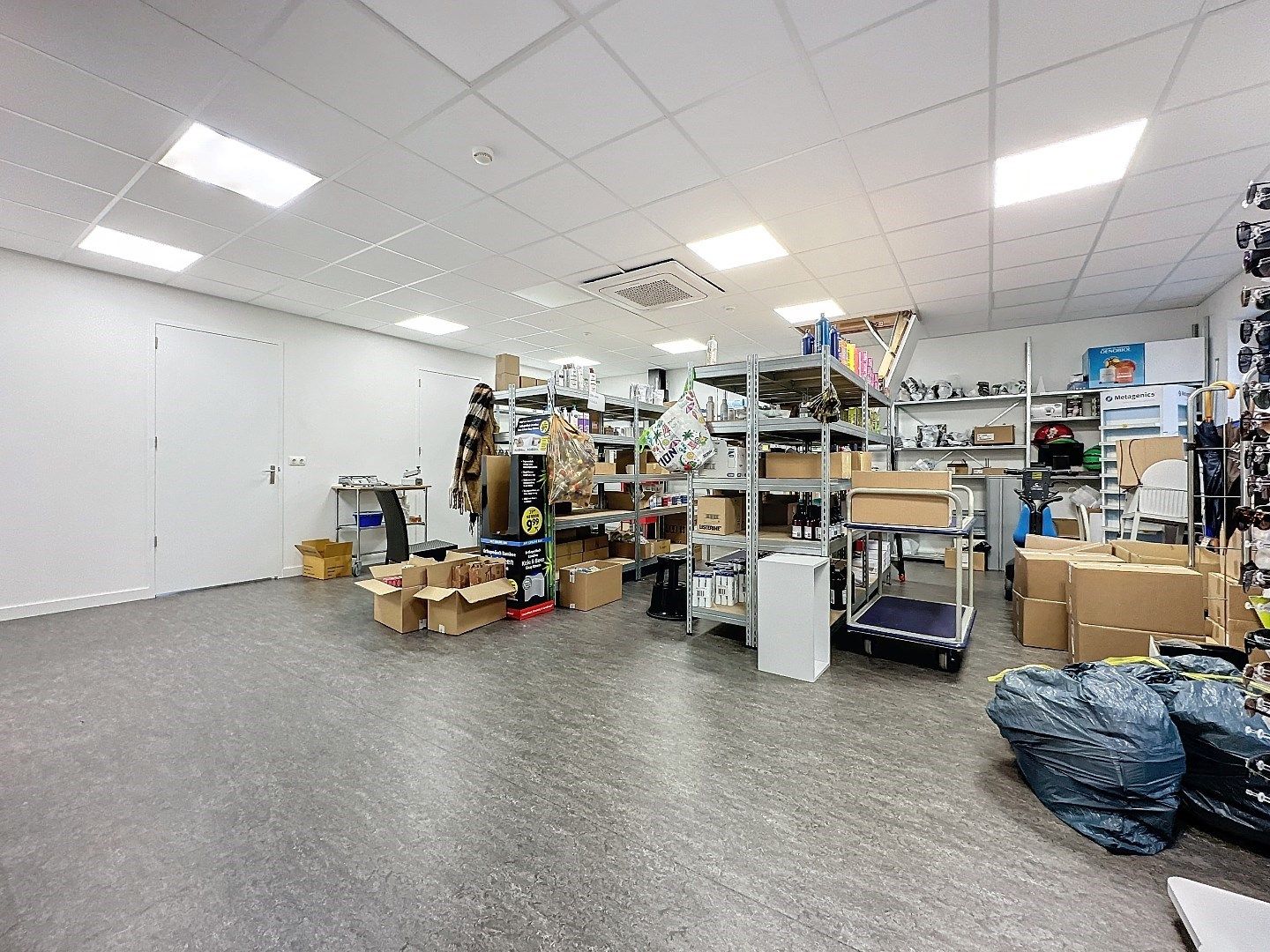 Ruim handelspand grenzend aan twee straten foto 9