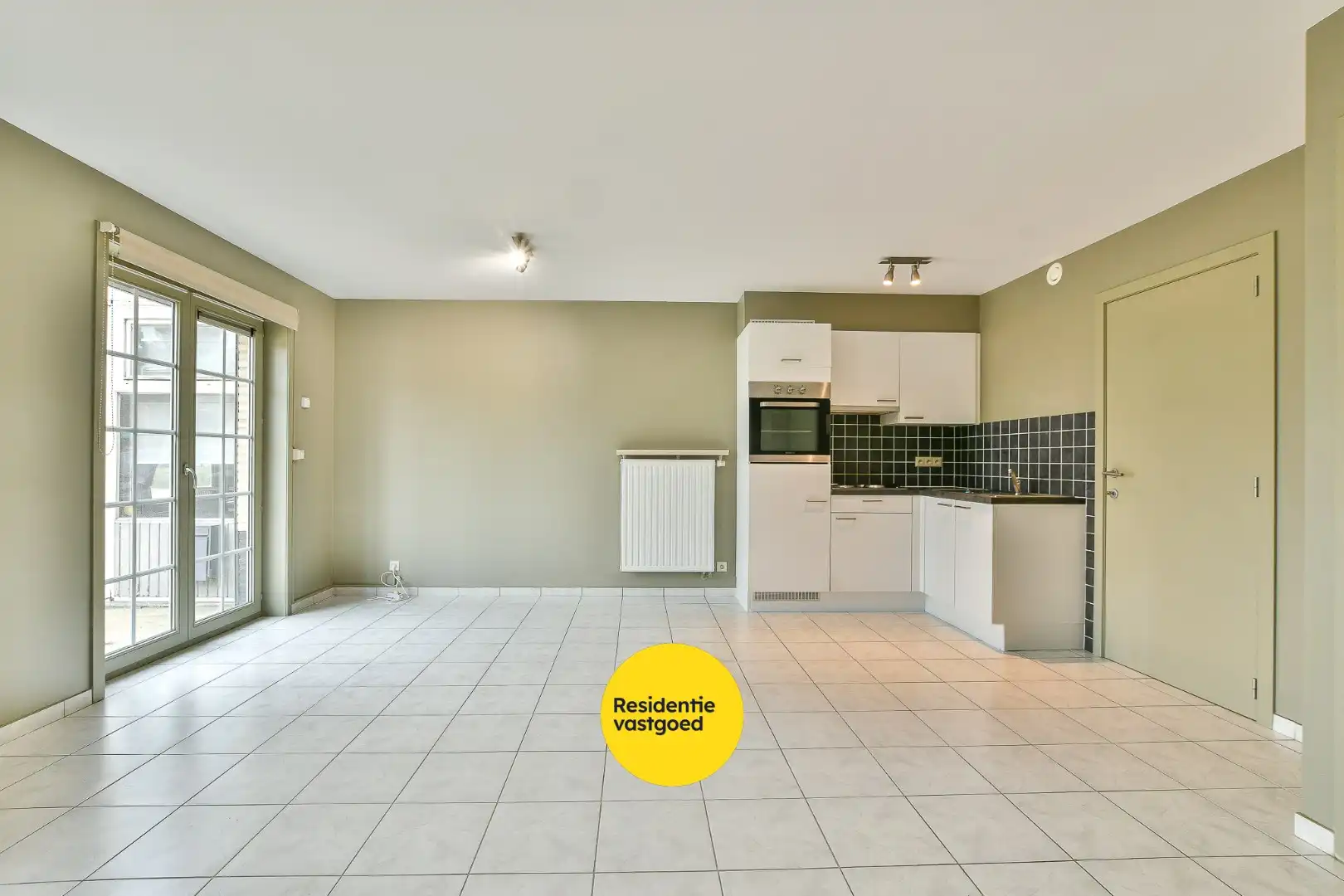 Modern gelijkvloers appartement met 2 slaapkamers– op slechts 500m van strand en zee! foto 3